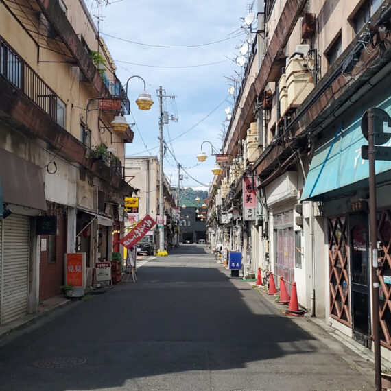 福島市の新生活は、先輩に誘われてこの路地に辿り着くことから始まります