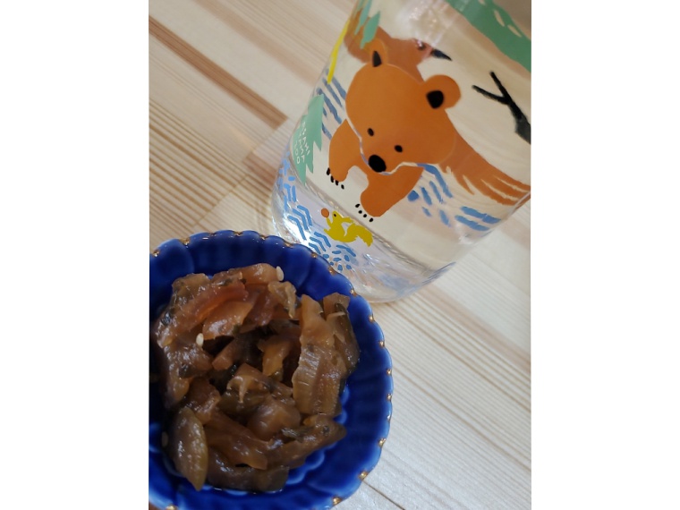 ワンカップの在庫はその日次第。「純米酒ずZOOっと旭山」に福神漬けで助走開始(600円)