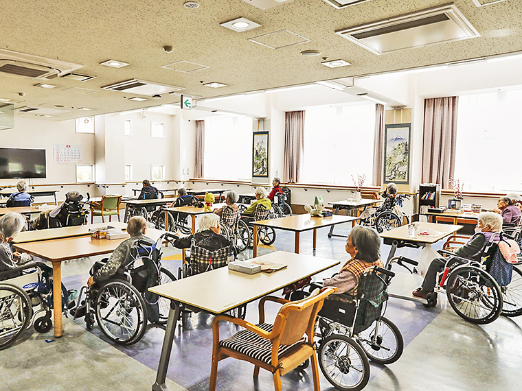 広々としたホールは、食堂兼談話室の役割りとして使用されている。大きな窓で明るく開放的な空間だ