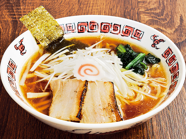 「ねぎラーメン」(730円)。出来立ては油のコクを感じるが、スープの温度が下がるにつれて魚介のうま味や醤油の甘味が引き立つ