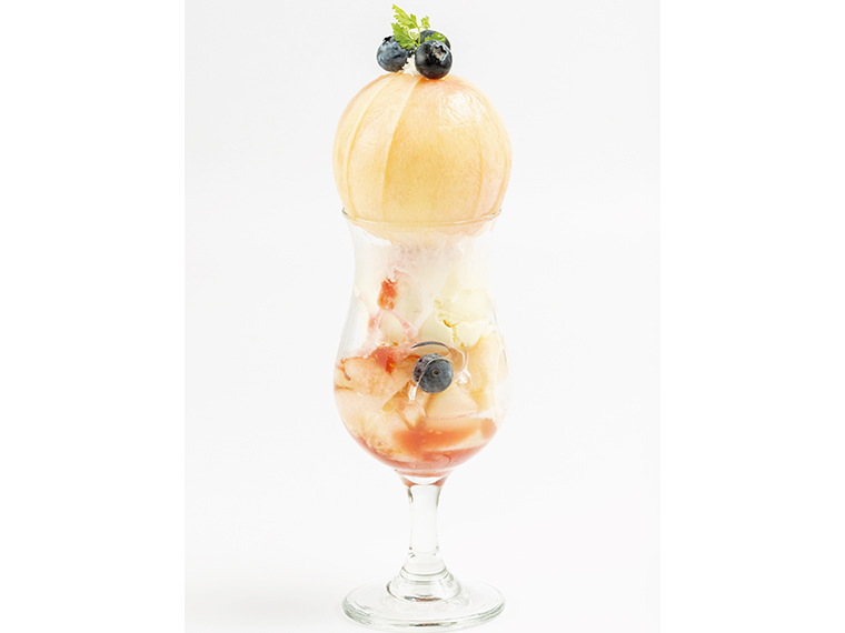「まるごと桃パフェ」（1,500円※店内飲食税込1,650円）