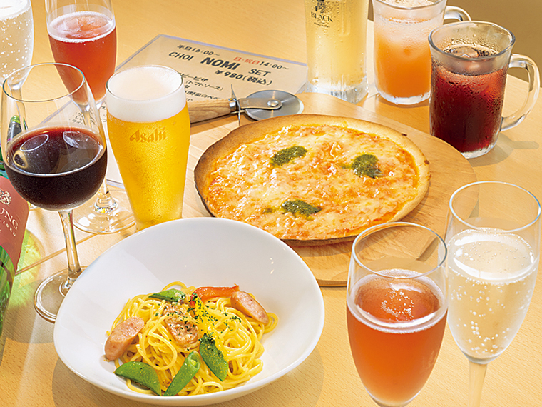 「ちょい飲みセット」(980円)。ピザ・ハーフパスタ・1ドリンク付。日曜祝日は14時から、平日は16時から開始