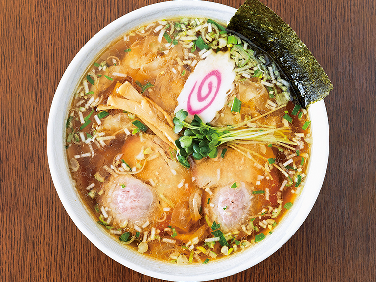 「ワンタン麺」(1,100 円)。シンプルながらバランスの良いラーメン。皮をできる限り伸ばし、究極の薄さに仕上げたワンタンのふわとろ食感もたまらない一品