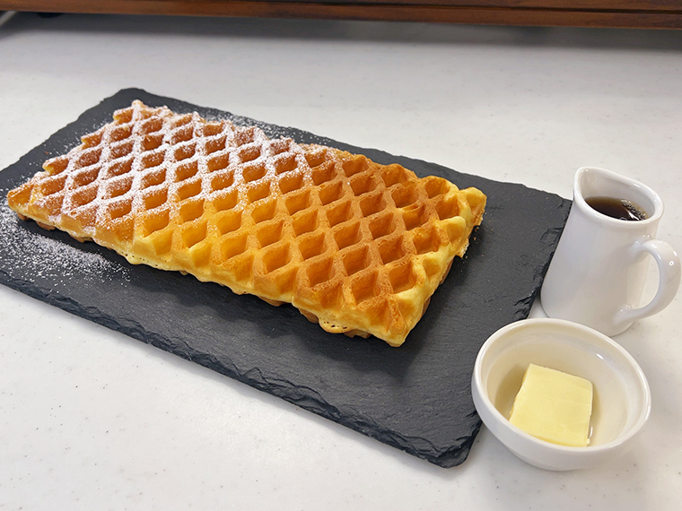 横幅は20cmを超える「どでかいワッフル」（864円）。メイプルシロップ・バター付き
