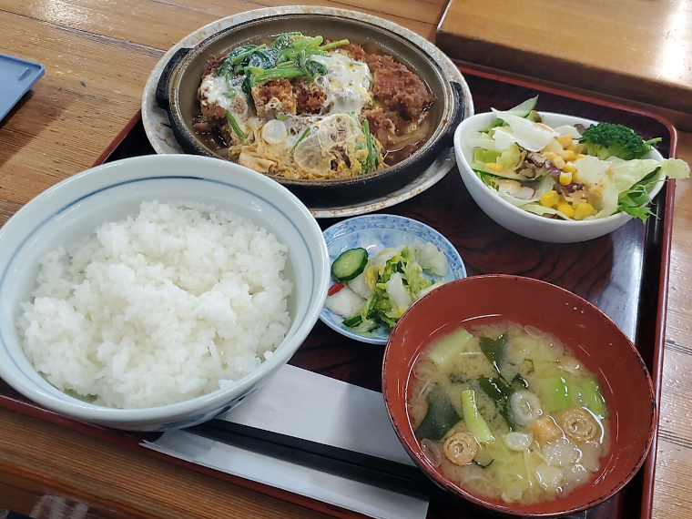 三つ葉トップも贅沢な「煮込みカツ定食」(1,300円)
