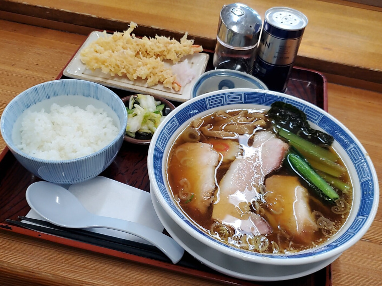 「そば定食」(1,300円)でありながら白河ラーメンを選択