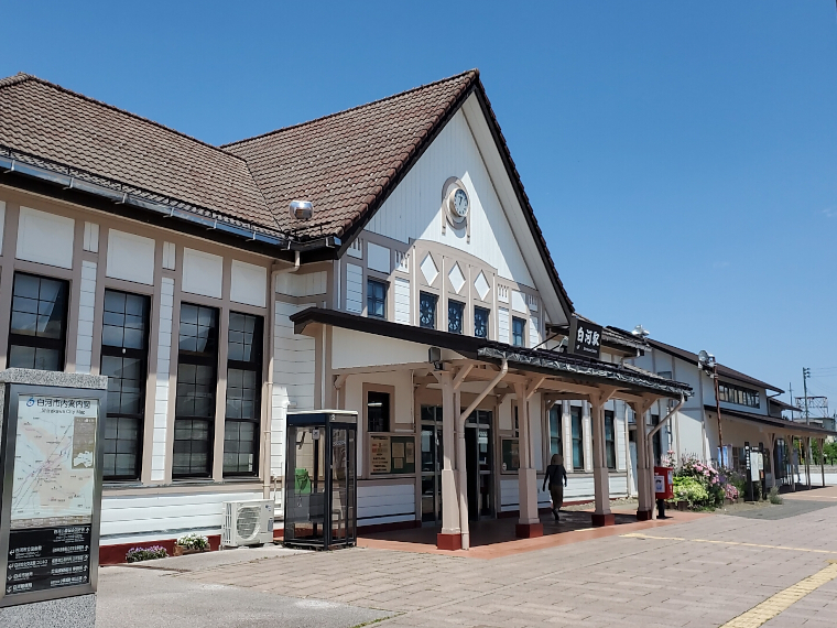 ステンドグラスと赤瓦。大正ロマン漂う白河駅