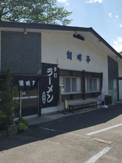 城下町らしい白と紺の外観に再訪を誓って