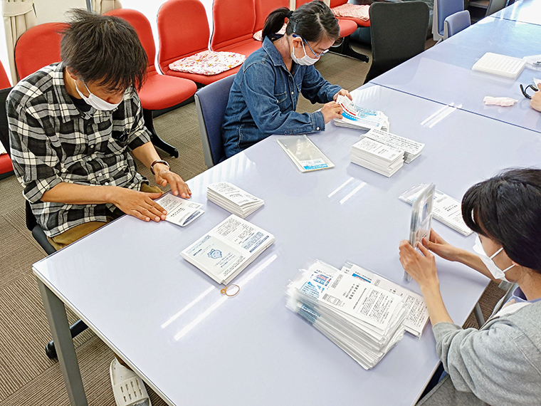 資料の封入・ラベル貼りを請け負う「あおば」(福島市泉)