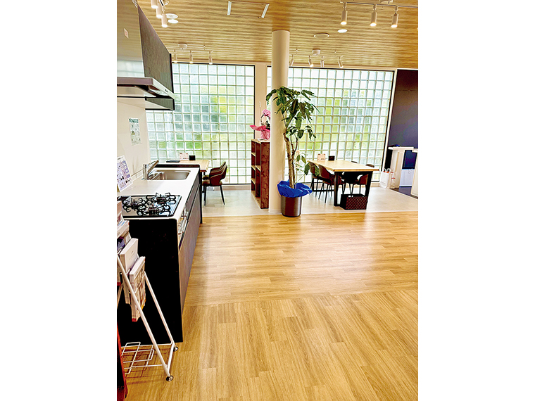 店内にはキッチンなどの展示も。グランドオープンイベントはHPをチェック