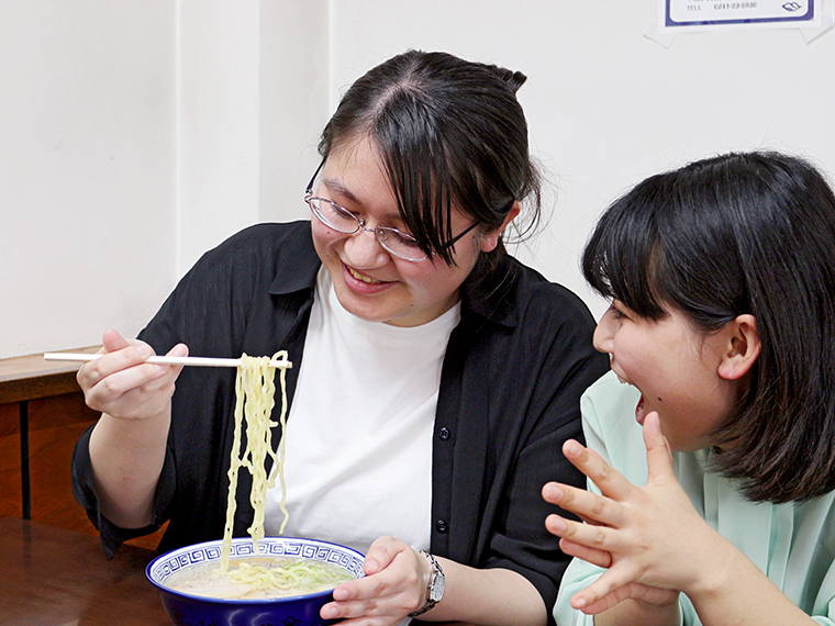 朝ラー聖地巡礼にならい、参加者とラーメンが一緒に写るように撮影