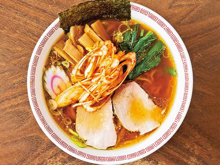 「からしねぎラーメン」(900円)。新鮮なネギを豆板醤などの辛味と和えた“からしねぎ”をトッピング。さらに別皿でも提供されるので辛さを調整しながら楽しめる