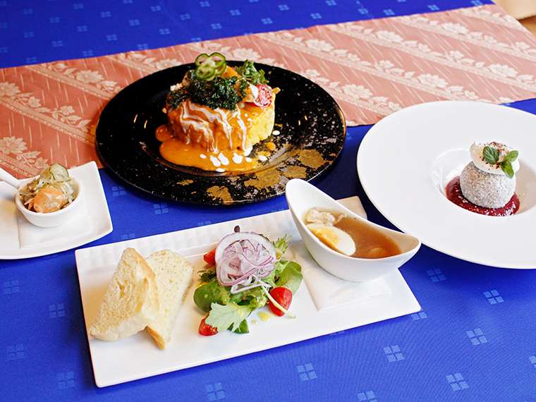 Aセットの一例。この日のメインはハンガリーの家庭料理ガルシュカ。ランチの内容は週替わり