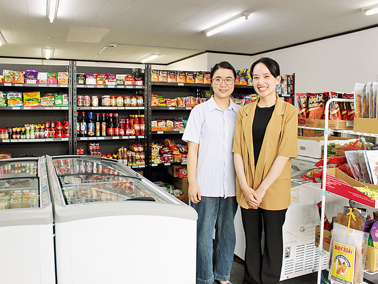 日本語が堪能な店主カムズンさん(右)。丁寧に接客してくれる