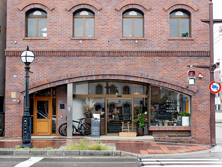 煉瓦造りの建物が目印