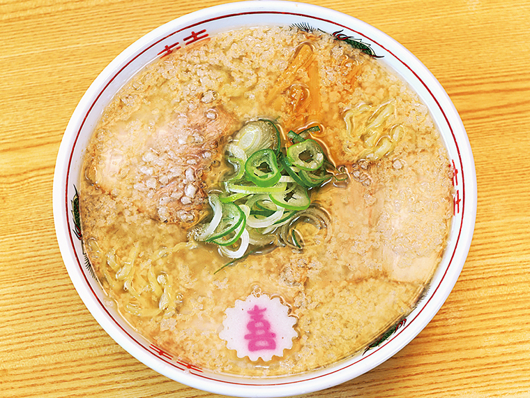 「じとじとラーメン」(900円)。“じとじと” とは会津弁で「脂っこい」の意。濃厚でクリーミーな背脂が麺に絡み、見た目ほどくどくなくあっさり食べられる