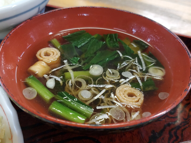 南湖に浮かぶスイレンのように美しい汁物
