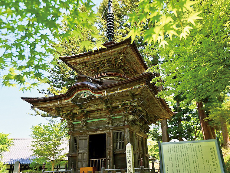 日本最北端とされ、福島県の重要文化財でもある多方塔。精密な彫刻と極彩色が美しい