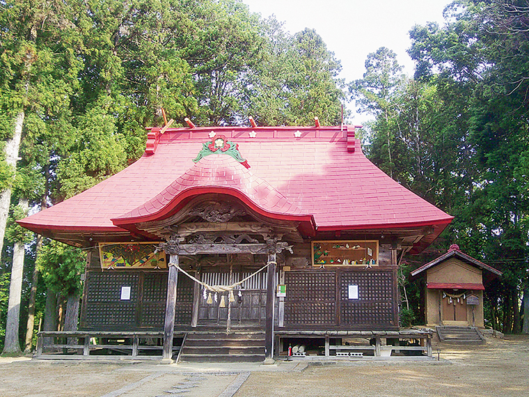 朱色の屋根が目を引く社殿。右隣には、雷神社が鎮座。伝説の腕のない雷神像が祀られる