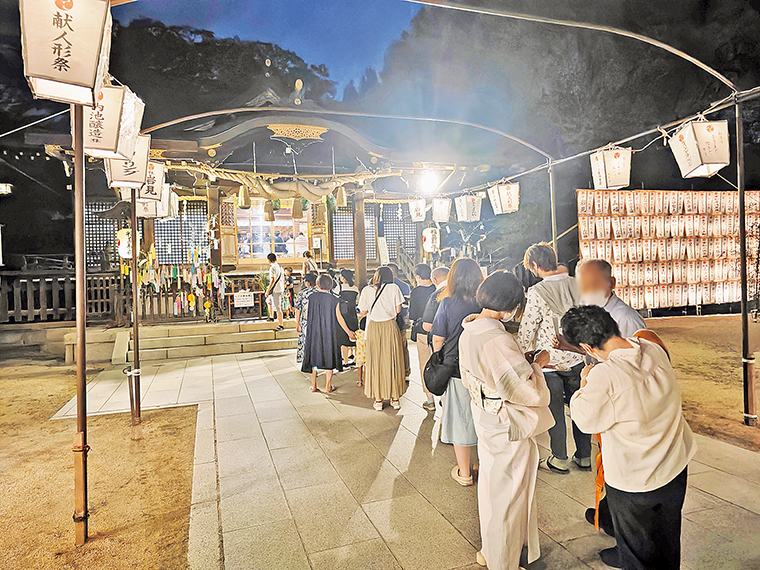 夕刻境内はライトアップ。奉納のボンボリに明かりが点され、参拝者のお参りが続く