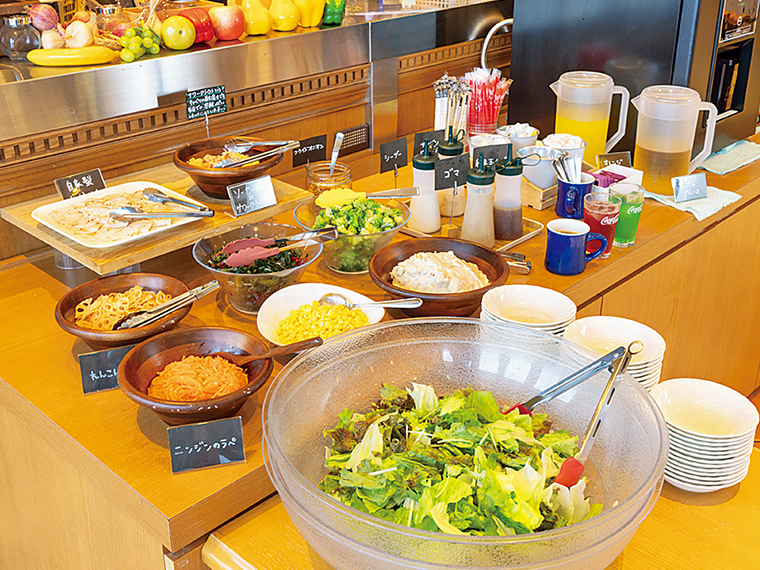 惣菜も充実する「サラダバー」