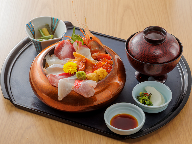 昼11時から14時まで営業する食堂。名物「齋春海鮮丼」(3,300円)や定食など、常磐ものを中心に新鮮な魚介類を提供