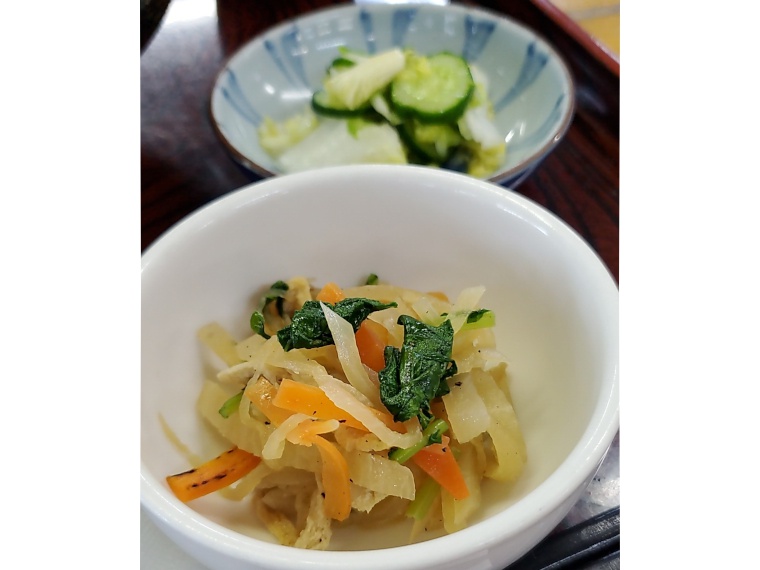 ひき菜炒りやフキの煮物、サラダなど日替わりの小鉢も毎回楽しみ