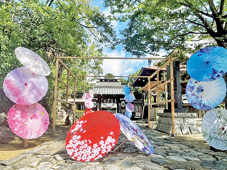 花柄の傘が美しく飾られる