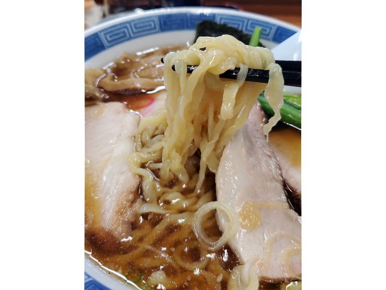 スープが絡む白河らしい平打ち多加水麺