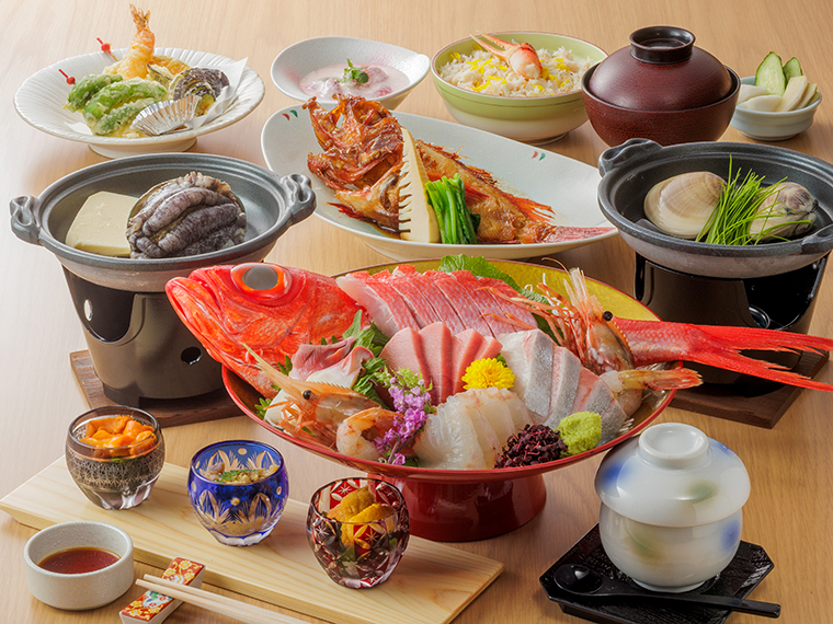 夕食の一例。高級魚キンキの姿煮とハマグリ鍋、アワビの踊り焼も楽しめる「贅沢プラン」は1泊2食26,400円~