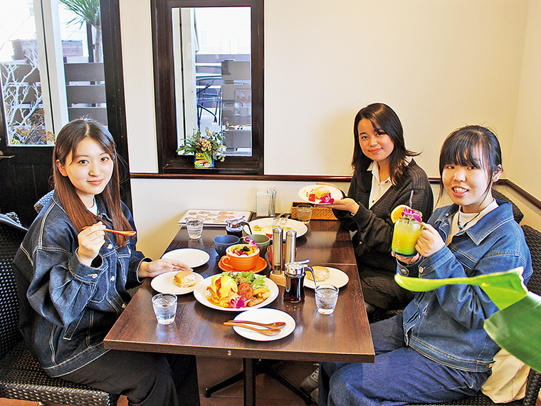 「ハワイアンパンケーキに秘められたこだわりを学べて楽しかった!」by.真子 「パンケーキのふわふわな生地となめらかな食感がたまらない!」by.春奈 「見た目も華やかで、見ても食べても気分が上がりました!」by.侑愛
