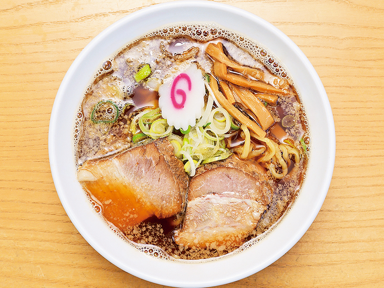 「しょうゆらーめん」(750円)。コク深いスープに「朝日屋食品」の中太縮れ麺がよく合い、厚めに切ったチャーシューは食べ応え抜群。背脂多めの注文も対応可能