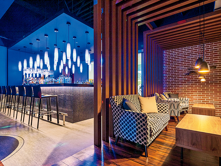 【infinitybar FIFTY FIVE(フィフティファイブ)】飲み放題プラン(バータイムのみ)を2名以上で利用の場合、女性1名無料または男性1名1,100円引き。▶有効人数:1枚につき1名まで対象
