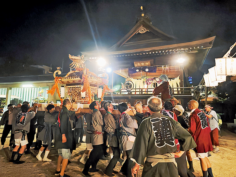 神楽殿でのお神楽の奉納や、有志による勇壮な神輿担ぎも催される