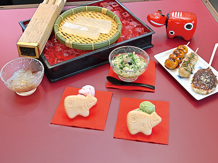 左上から、自分で突いて食べる「ところてん」(400円)、だしで食べる玄米団子(450円)、「玄米焼団子」(みたらし・しょうゆ各150円、くるみ味噌200円)、好きなアイスをサンドできる「赤べこ堂アイス最中」(各350円)