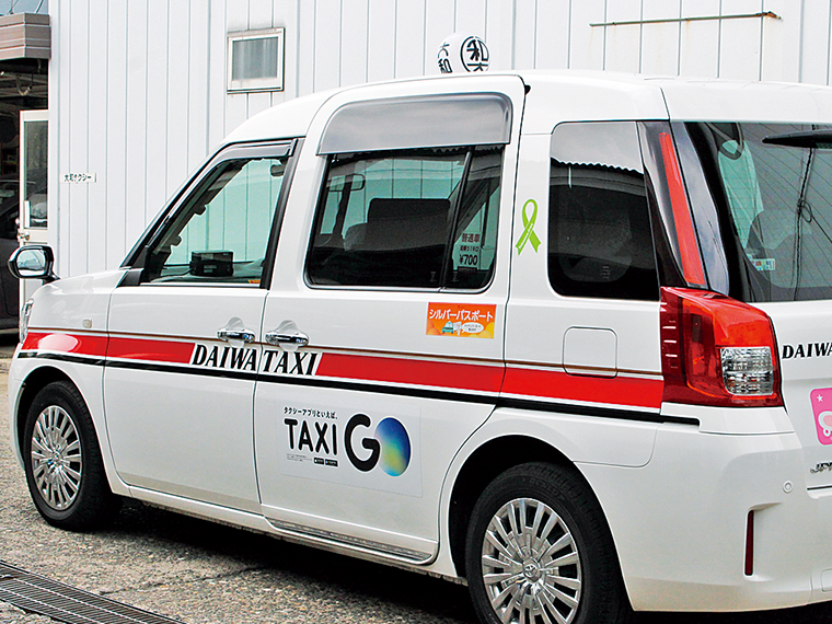 福島県タクシー協会では、加盟の全タクシー車両2,500台に啓発ステッカーを貼っている