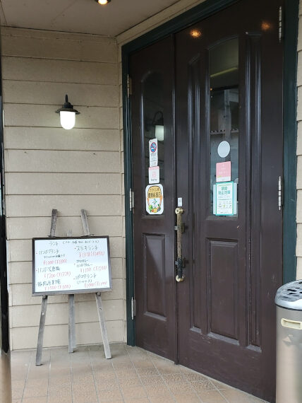 入り口脇ではランチメニューがお得に誘います