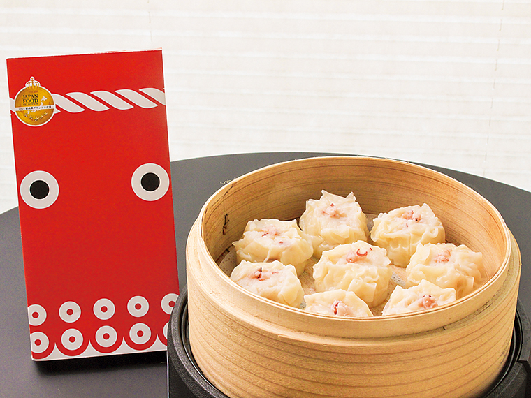 細かく刻んだタコが贅沢に入る「タコシウマイ」(8個入り1,240円)。蒸しはもちろん、揚げて食べるのもおすすめ。『浜福』店舗にはイートインスペースもあり