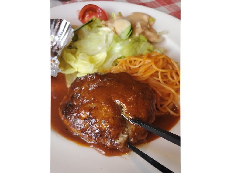 溢れる肉汁と人気のデミグラスソース