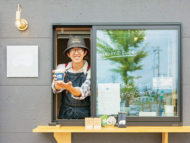 焙煎所兼コーヒースタンド。深澤さんの優しい人柄にひかれて人々が集う
