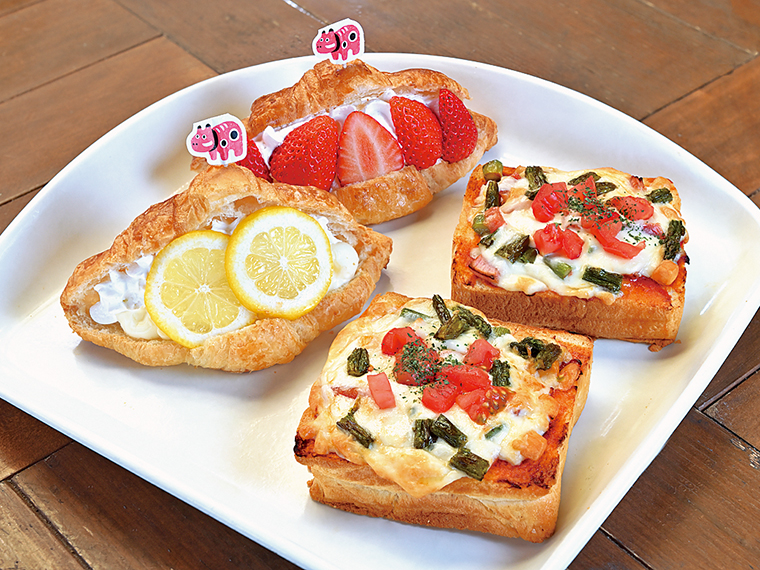 会津産の栃蜂蜜で漬けたレモンスライスをのせた「レモンクリームクロワッサンサンド」(463円)、「夏野菜たっぷりピザトースト」(各400円)