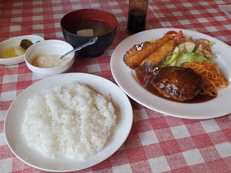 ハンバーグとエビフライ定食（1,500円）