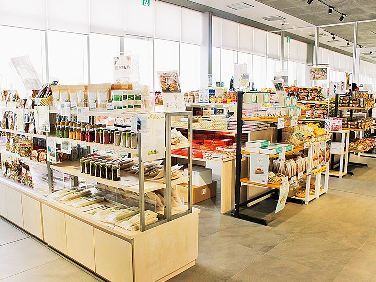 1階の土産物店「サンプラザふたば」には、浜通りの銘菓や海産物などの特産品に加え、オリジナル商品も販売
