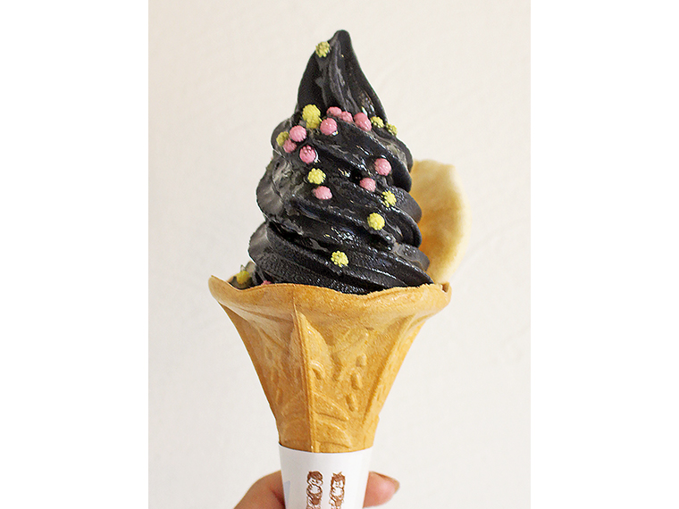 「炭レモンソフトクリーム」(400円)