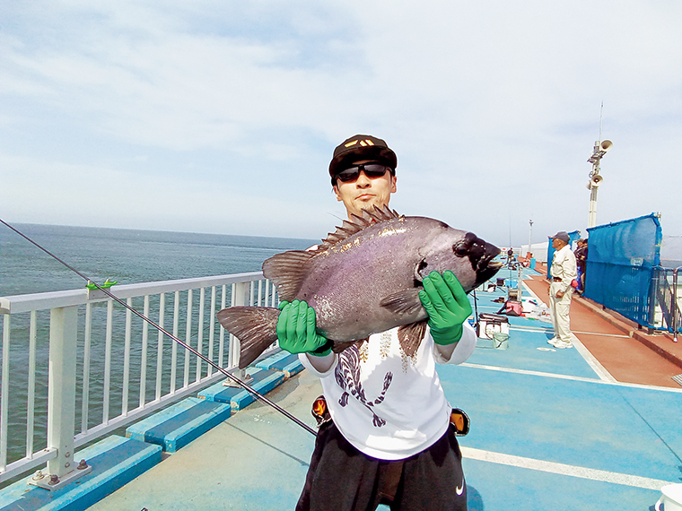 小魚やカンパチ、イナダ、ヒラマサなど季節によって様々な種類の魚が集まるのも魅力