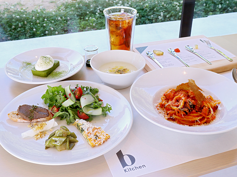 本日のパスタ「会津産ナスとペペローニのリングイネ」に、前菜、季節のポタージュ、ドルチェ（写真左上の「抹茶コッタ」はプラス110円）、ドリンクが付いた「パスタコース」（3,520円）。コースの冒頭に登場する「ハニーテイスティングプレート」は、3種のはちみつとそれぞれに合う食材を楽しめる