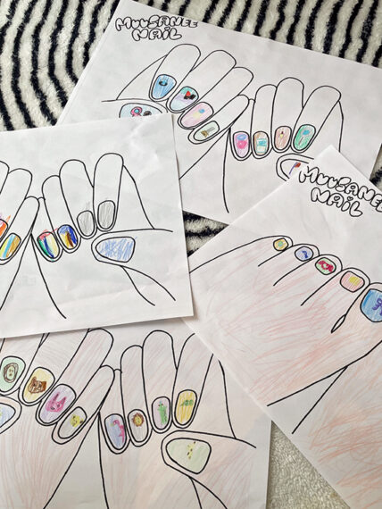 子どもが待ち時間に描いたぬり絵が次回のネイルデザインになる「キッズデザイン」。親子での思い出に残る、世界に一つだけのデザインが体験できる