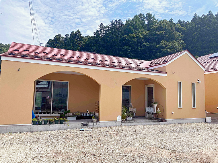 オレンジ色の建物が目印