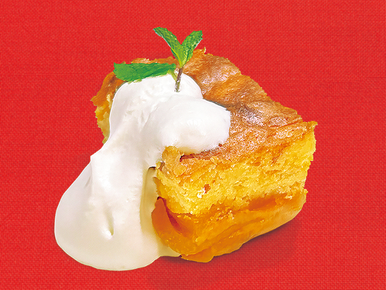 店内で二度焼仕上げした「アップルケーキ」(630円)