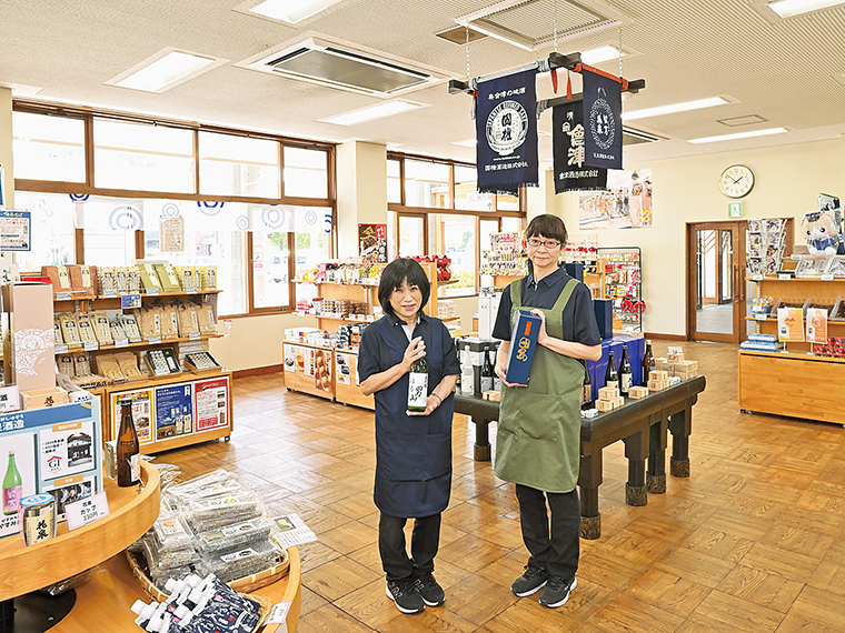 南会津町の蔵元「国権酒造」「会津酒造」「開当男山酒造」「花泉酒造」の地酒が並ぶ